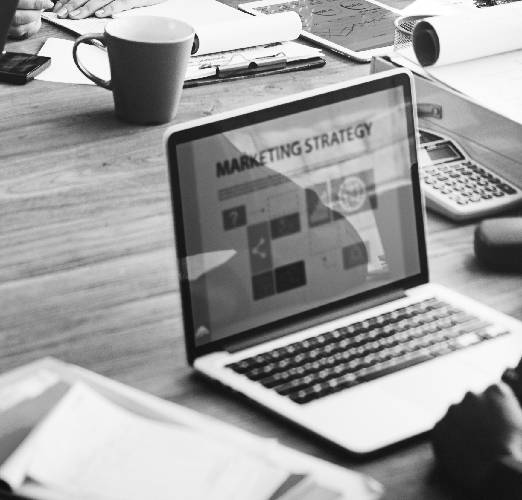 Ordinateur posé sur une table dans une réunion sur un projet digital à Toulouse